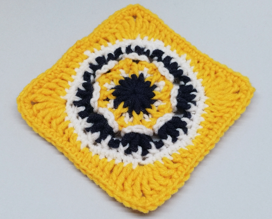Read more about the article From circle to square pattern /  Crochet Motif #10