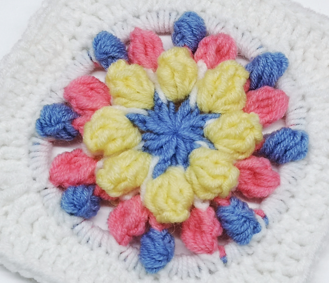 You are currently viewing Crochet granny square with flower for baby girl blanket