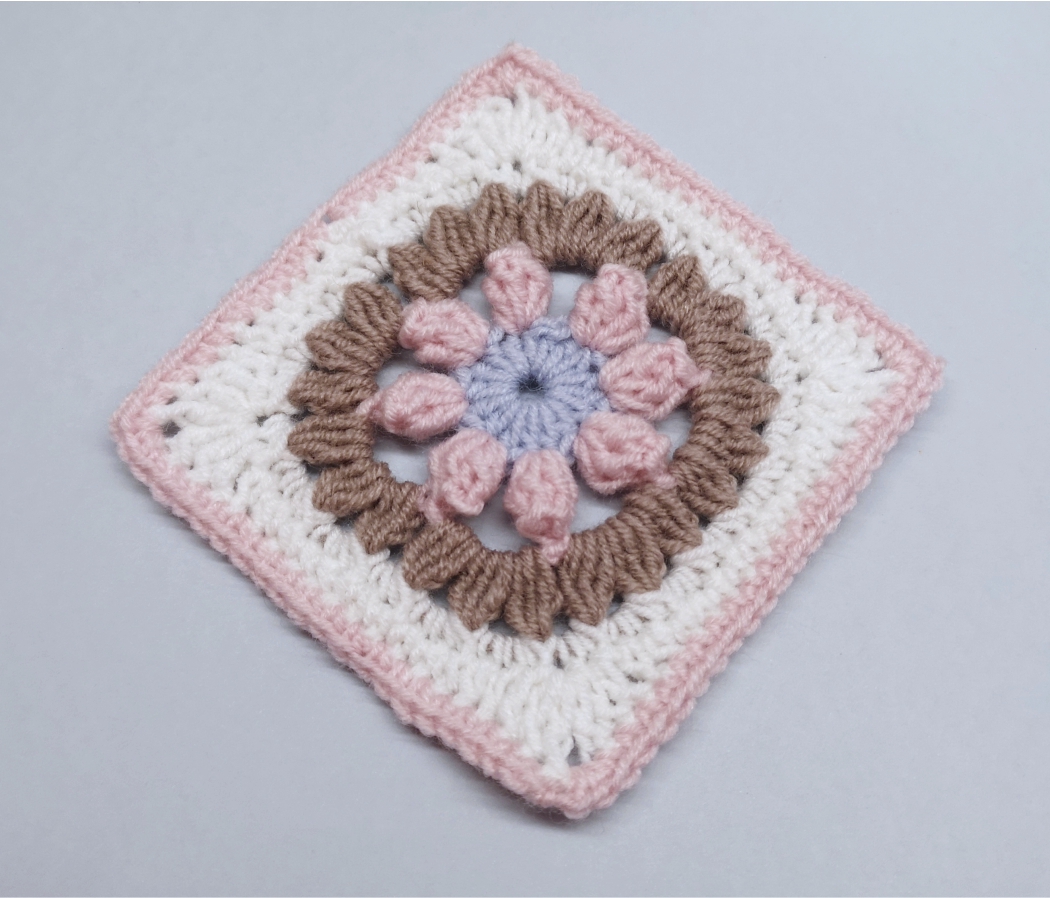 Read more about the article Crochet granny square pattern / Crochet Motif #105