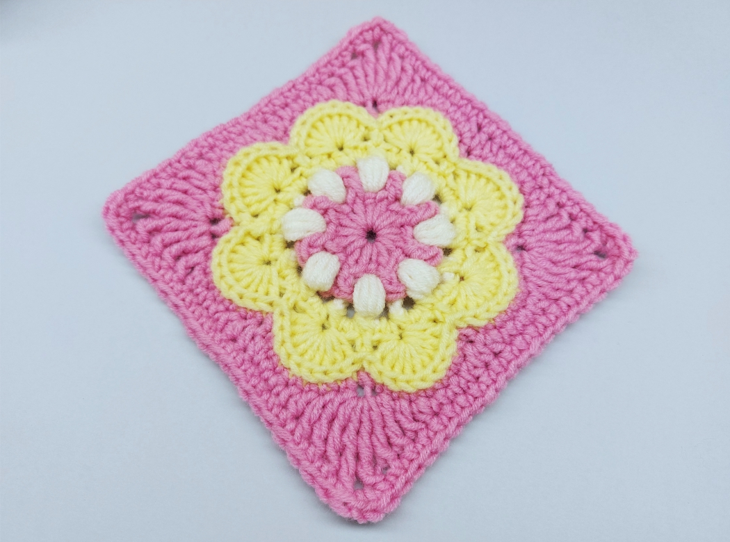 Read more about the article Crochet granny square pattern / Crochet Motif #124