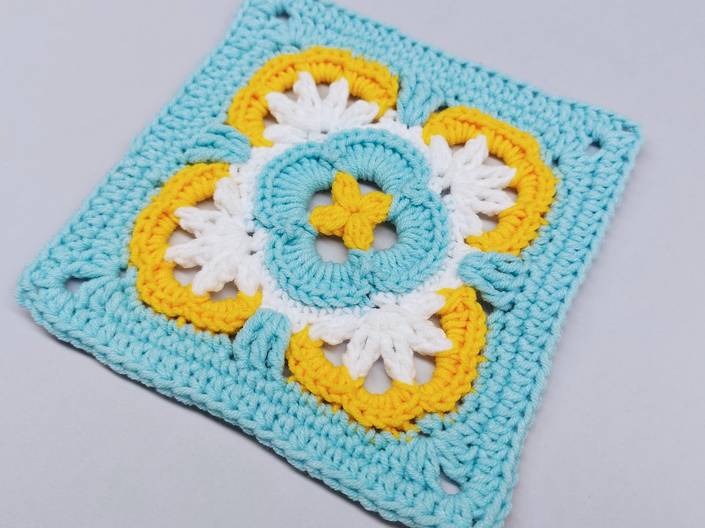 Read more about the article Crochet granny square / Crochet Motif #125